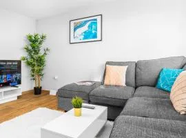 Stylish 2 Bedroom Apartment - Parking - Fast Wi-Fi - 1AS