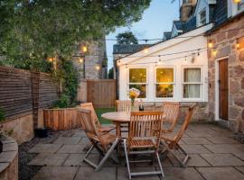 Riverside Cottage with wood fired hot tub in Cairngorms