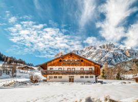Chalet Mortisa, Cortina design apartment, Hotel in Col