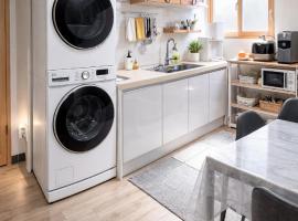 Yeoju Sensation Stay Two-room washing machine, coffee machine, ice water purifier, massage chair located in the center of Yeoju، فندق في Yeoju