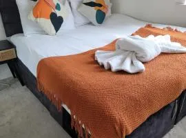 Spacious 4BR House with 2 Bathrooms and 1 WC ideal for Families, Professionals and Relocators near NEC, BHX, HS2 and JLR with Travel Cot, Pets Allowed and Free Parking - The Home Makers Hub