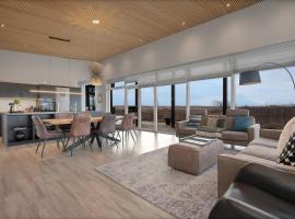 Luxury 4BR House with Sauna, Hot Tub and EV Charger, hotel en Selfoss