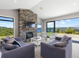 Loch Eagles Retreat with stunning views overlooking Lake Taupo: Kinloch şehrinde bir otel