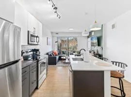 Luxurious 2BR Retreat near Downtown with Roofdeck and Gym