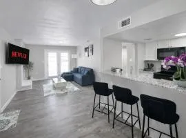 Addison Apartment with Free Parking Pool Gym