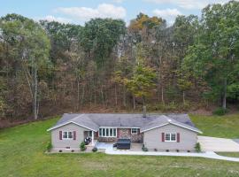3BR Getaway Pickleball Court, Pool hot tub, Hotel in Coalport