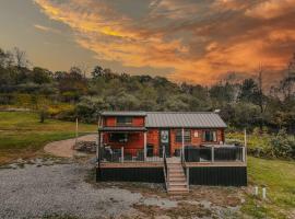 cozy couples getaway, Hot tub, Hotel in Flinton
