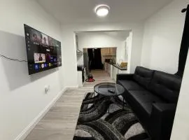 Cosy Six Bedroom House in Bedford Town