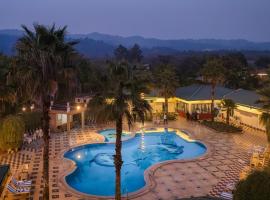 Gajraj Trails Resort, hotel a Jhirna
