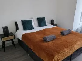 Modern 2 Bed Apartment, Desborough, Kettering, Sleeps 5, Free Parking, WIFI, Ideal for Contractors, Professionals, Families and Relocations
