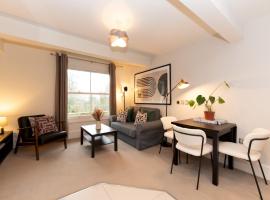 Stunning 1 BR Surbiton with views, near station - Pass the Keys, hotell i Surbiton