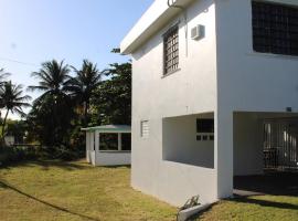 Charming 2-Bedroom Retreat in Isabela, Puerto Rico, hotel em Isabela