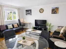 Modern 3 Bedroom Home, Free Parking, Garden, Pet Friendly