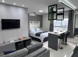 Studio 64 novo bem equipado com ar condicionado, cozinha completa, até 4 pessoas - Centro Mogi