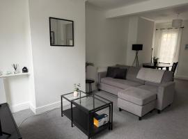 Viesnīca Cosy 2-Bed Home - Central Location Near Town & Train Station pilsētā Dartforda