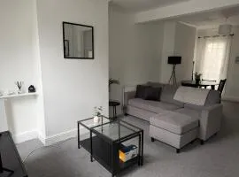 Cosy 2-Bed Home - Central Location Near Town & Train Station