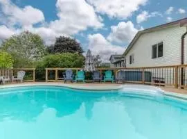 The Townie a 5BR Family & Group Poolside Retreat