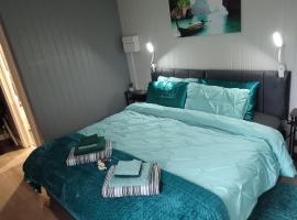 Peaceful Guesthouse, Sleep up to 4, Free Parking, Wi-Fi, Private entrance, Derby City, hotel i Derby
