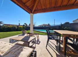 Villa en Ardeche Nord avec piscine proche Parc Peaugres, hôtel à Annonay