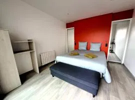 Chambre avec salle de bain privative et borne de recharge électrique T2