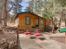 Riverfront Drake Home - 10 Mi to Estes Park!, готель у місті Drake