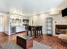 Top Floor Condo near Downtown & Deschutes River, hotel v destinácii Bend