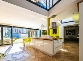 Maison ALMA Piscine -Baby Foot - Cheminée- Jacuzzi