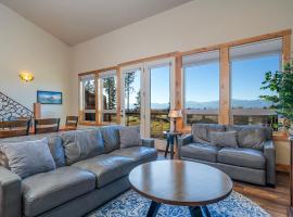 4 king beds w ensuites Double the Living Space!, hotelli kohteessa Bigfork