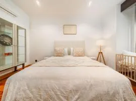 Cozy 3BR Near Av Liberdade Sleeps 8 Patio