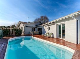 Villa avec piscine privée, jardin & poêle à bois, Hotel in Le Teich