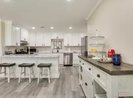 Dine, Shop and Play Kenner Home with Patio and Yard!