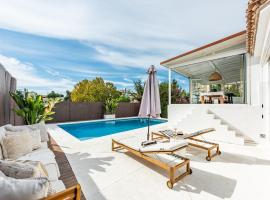 Cozy Villa With Pool In Marbella Nueva Andalucia, Hotel in Marbella