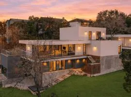 Hunters Estate by AvantStay Design-Forward Hillside Home Private Pool Firepit Close to Lake Travis Downtown Austin