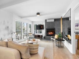 Chic Mt-Tremblant Condo with View on the Lake by Denstays，蒙特朗布朗的飯店
