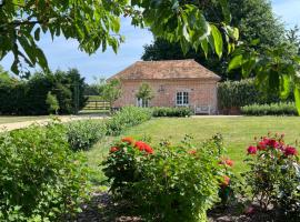 Cottage dans parc du Château d Émalleville, Hotel in Émalleville