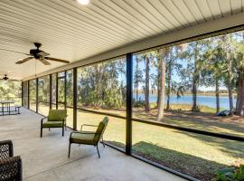 Lake Smith Getaway with Dock Families Welcome!, hotel v destinaci Umatilla