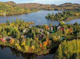 Tranquil lakeside chalet with spa - bike, hike, golf, hotel v destinácii Val-Morin