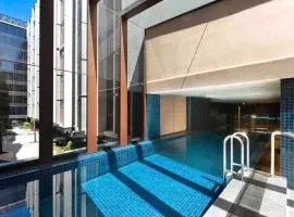 Midnight Luxe 1BR 1Bath 1Car 506 in the heart of Braddon Pool Sauna Gym Park