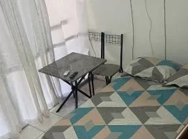 Micro casa no Rio de Janeiro - Ela é privada e com boa localização - Boa para quem vem passear- Ótimo para trabalho ou home office- Pra quem está preocupado com o voo, o Aeroporto Galeão é perto- Visitar famíliares- Lugar tranquilo e agradável
