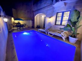 Farmhouse Naomi with Pool, Hotel in Qala