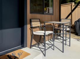 Romantic modern condo by the lake, Hotel in Bellevue