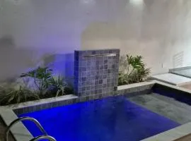 Casa Sol com piscina e 2 suítes com ar condicionado, pertinho da praia