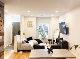 Beautiful modern 2Bdr sunny home with French decor, hotel u gradu Hamilton
