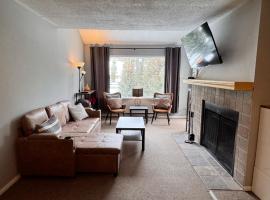 Steps to Lifts! 1BR Toby Creek Lodge, hotell i Panorama