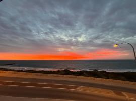 Quinns Rocks - Quinns by the Sea - 2BDR Beachfront Haven, Hotel in Quinns Rocks