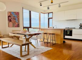 Architectural Coastal Retreat 100m to Beach, Hotel in Paradise Beach