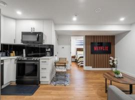 Mountain Hideaway Two Bedrooms Free Park Pass, hotel en Cochrane