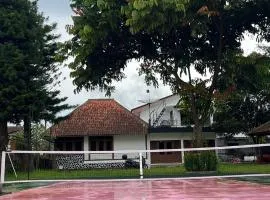 Villa FERIDYS Cimaung, Private Mountain View Villa with Pickleball Court
