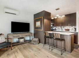 Top Floor Pioneer Park Condo near Downtown, hotell i Bend