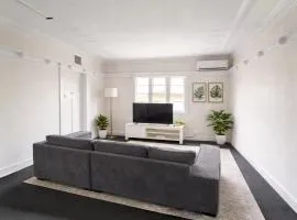 Stylish 2BR Walk to South Bank & West End